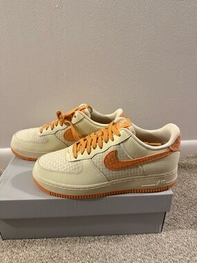 Nike Women’s' Low-Top Sneakers in Cream & Orange